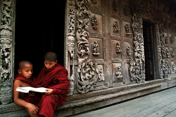 Jovens monges lendo um livro no Mosteiro de Shwenandaw em Mandalay, M — Fotografia de Stock