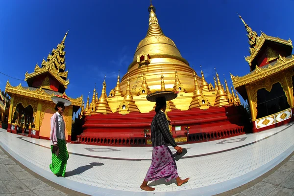 Kobiet przynieść owoce Shwemawdaw Paya Pagoda kultu w Hongsawaddy mieście, Myanmar. — Zdjęcie stockowe