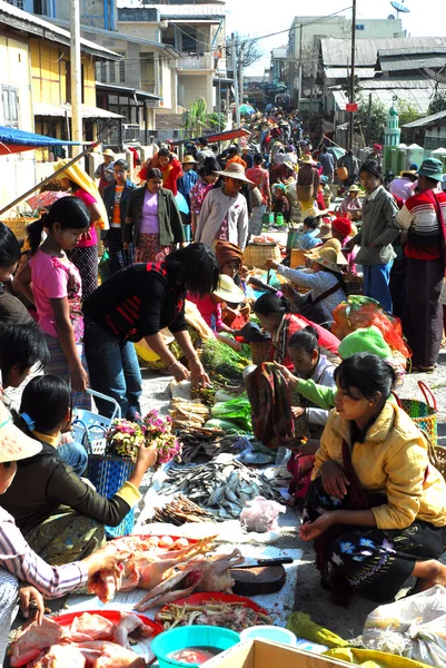 Mercado tradicional de Myanmar matinal . — Fotografia de Stock