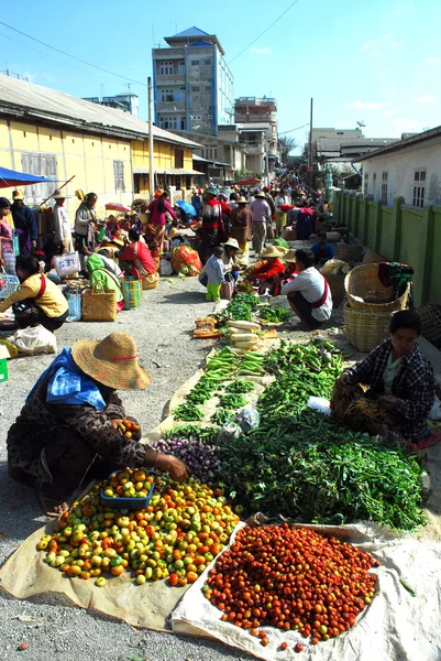 Mercado tradicional de Myanmar matinal . — Fotografia de Stock