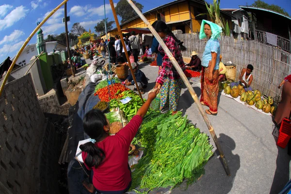 Traditionellt morgonen Myanmar marknaden. — Stockfoto