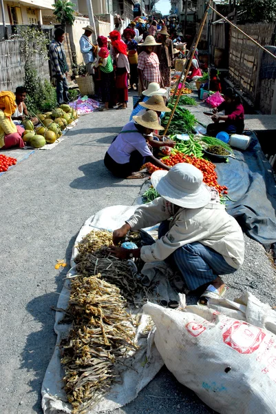 Traditionellt morgonen Myanmar marknaden. — Stockfoto