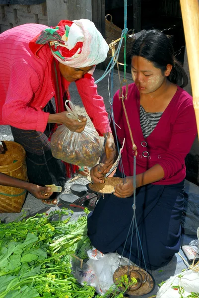 Mulher venda de legumes na manhã tradicional Myanmar mercado . — Fotografia de Stock