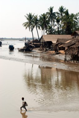 Kyaikto City, Myanmar Haliç üzerinde geleneksel Myanmar Köyü.