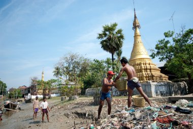 Kyaikto City, Myanmar riverside adlı işçi çalışıyor.