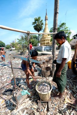 Kyaikto City, Myanmar riverside adlı işçi çalışıyor.