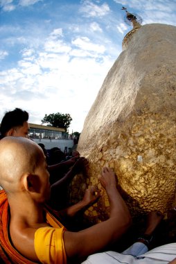 Kyaiktiyo Pagoda.Myanmar için altın insanlar teklifleri.