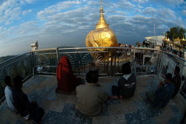 Kyaikhtiyo Pagoda, Myanmar dua halklar.