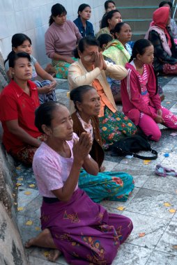 Kyaikhtiyo Pagoda, Myanmar dua halklar.