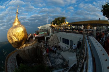Myanmar Kyaikhiyo Pagoda (altın rock) görünümünü.