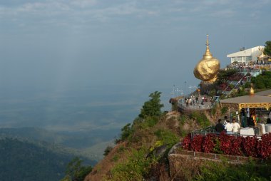 Myanmar Kyaikhiyo Pagoda (altın rock) görünümünü.