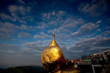 Myanmar Kyaikhiyo Pagoda (altın rock) görünümünü.