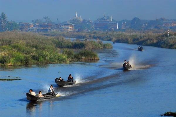 Vida diária no canal perto do lago Inle, Mianmar . — Fotografia de Stock