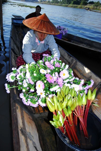 Mercado flutuante no lago Inle . — Fotografia de Stock