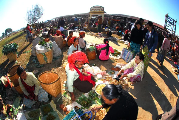 Geleneksel bir pazarın Inle Gölü. — Stok fotoğraf