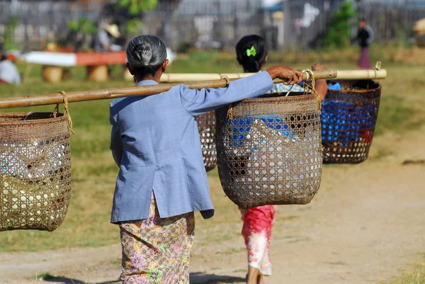 En oidentifierad burmesiska kvinna bära korgen till traditionella marknad, Myanmar. — Stockfoto