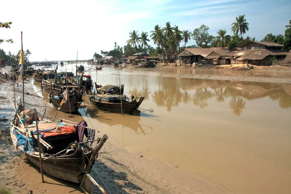 Traditional Myanmar fishingboat in Kyaikto city,Myanmar. — Stock Photo, Image