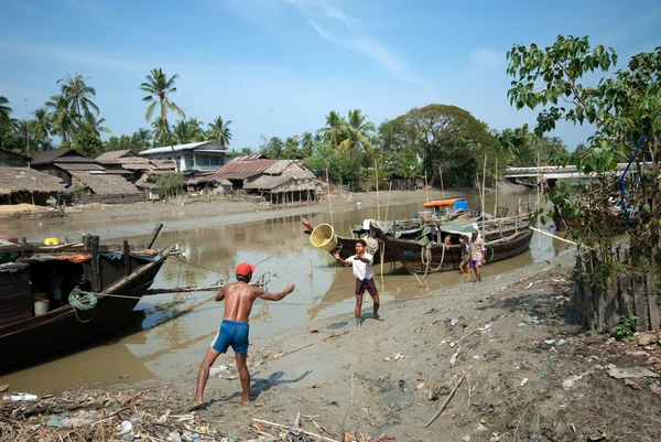 Arbetstagaren arbetar på riverside i Kyaikto city, Myanmar. — Stockfoto