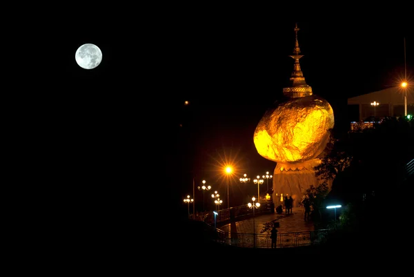 Cena noturna Kyaikhtiyo Pagoda na noite de lua cheia, Mianmar . — Fotografia de Stock