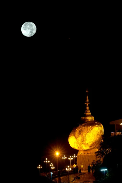 Night scene Kyaikhtiyo Pagoda in full Moon night,Myanmar. — Stock Photo, Image