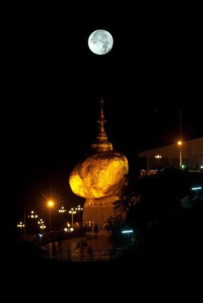 Cena noturna Kyaikhtiyo Pagoda na noite de lua cheia, Mianmar . — Fotografia de Stock