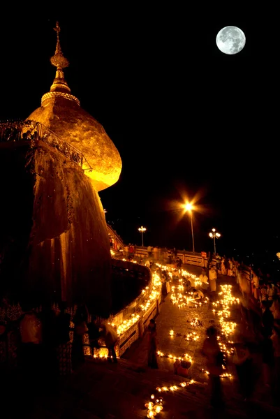 Cena noturna Kyaikhtiyo Pagoda na noite de lua cheia, Mianmar . — Fotografia de Stock