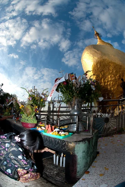 Kyaiktiyo Pagoda.Myanmar 的蜡烛人产品和服务. — 图库照片