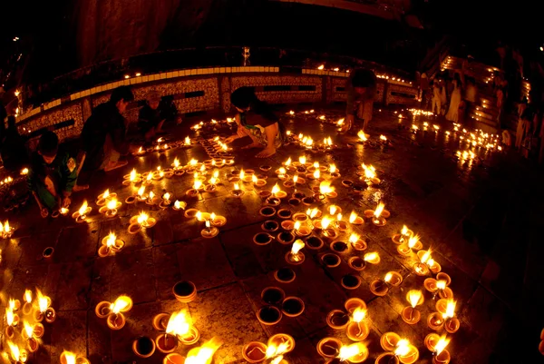 People offerings of candles for Kyaiktiyo Pagoda.Myanmar. — Stock Photo, Image