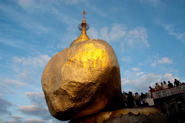 Menschen spenden Gold für kyaiktiyo pagoda.myanmar. — Stockfoto