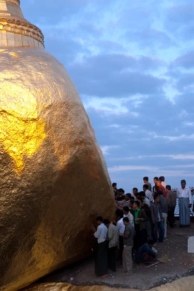 Orang-orang menawarkan emas untuk Kyaiktiyo Pagoda.Myanmar . — Stok Foto