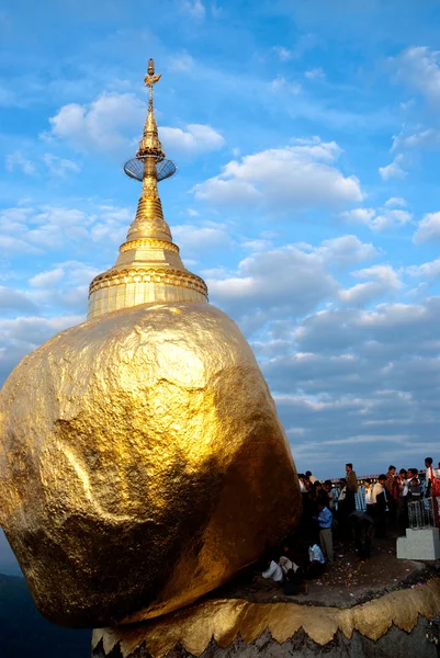 Kyaiktiyo Pagoda.Myanmar için altın insanlar teklifleri. — Stok fotoğraf