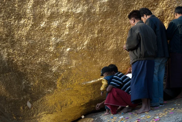 People offerings of gold for Kyaiktiyo Pagoda.Myanmar. — Stock Photo, Image