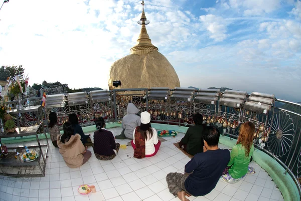 Pueblos rezando Kyaikhtiyo Pagoda, Myanmar . —  Fotos de Stock