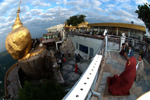 人民祈祷 Kyaikhtiyo 宝塔、 缅甸. — 图库照片