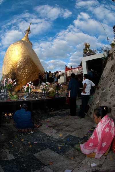 Volkeren bidden Kyaikhtiyo pagode, Myanmar. — Stockfoto