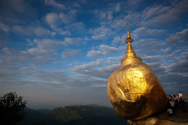 Myanmar Kyaikhiyo Pagoda (altın rock) görünümünü. — Stok fotoğraf