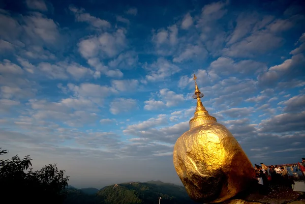 Blick auf die Kyaikhiyo-Pagode (goldener Felsen) in Myanmar. — Stockfoto