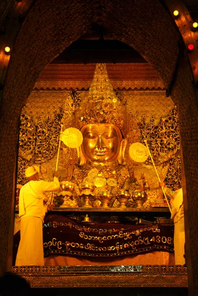 Mahamyatmuni é famoso Buda em Mianmar  . — Fotografia de Stock