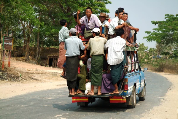 Pasajeros apiñados en coche en Myanmar . — Foto de Stock