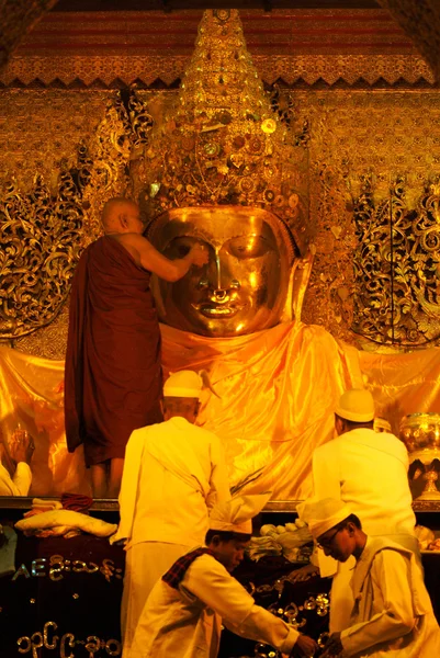 Il rituale del lavaggio quotidiano del viso Mahamyatmuni Buddha, Myanmar . — Foto Stock