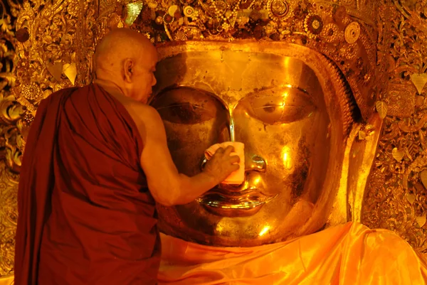 Il rituale del lavaggio quotidiano del viso Mahamyatmuni Buddha, Myanmar . — Foto Stock