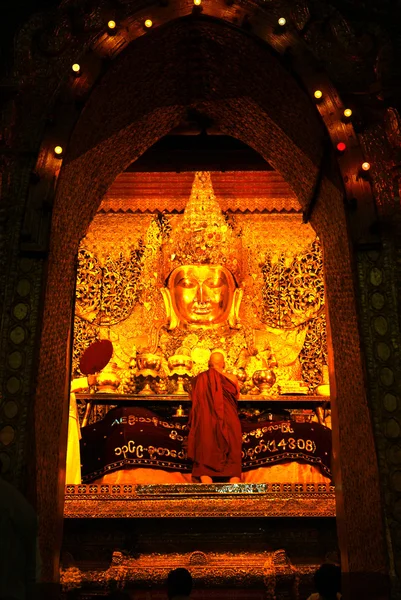 Il rituale del lavaggio quotidiano del viso Mahamyatmuni Buddha, Myanmar . — Foto Stock