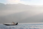 traditionelles Fischernetzfischen im inle lake, myanmar.