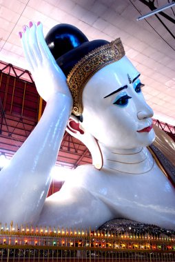 Yüz Kyauk Htat Gyi uzanmış Buddha, Myanmar.