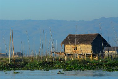 Inle Gölü evde yüzen.