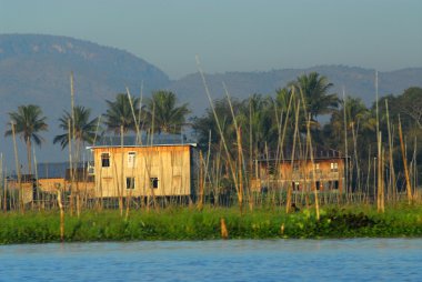 Inle Gölü evde yüzen.