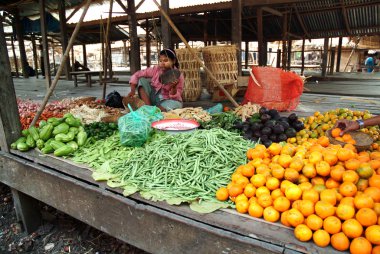 Myanmar pazarında meyve Dükkanı.