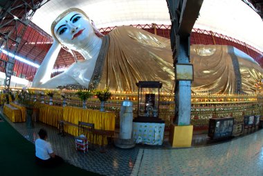 Kyauk Htat Gyi uzanmış Buddha, Myanmar.