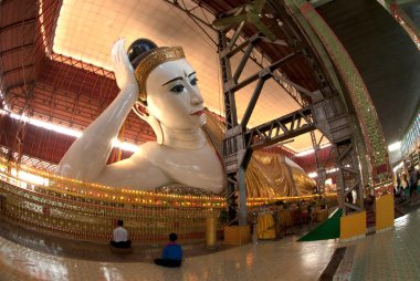 Kyauk Htat Gyi uzanmış Buddha, Myanmar.