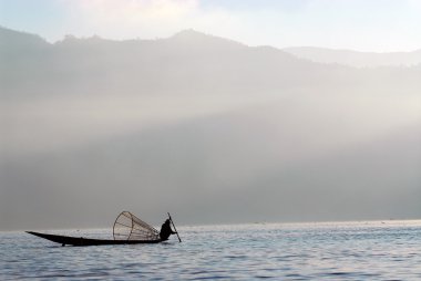 Geleneksel balıkçı net Inle Gölü, Myanmar.